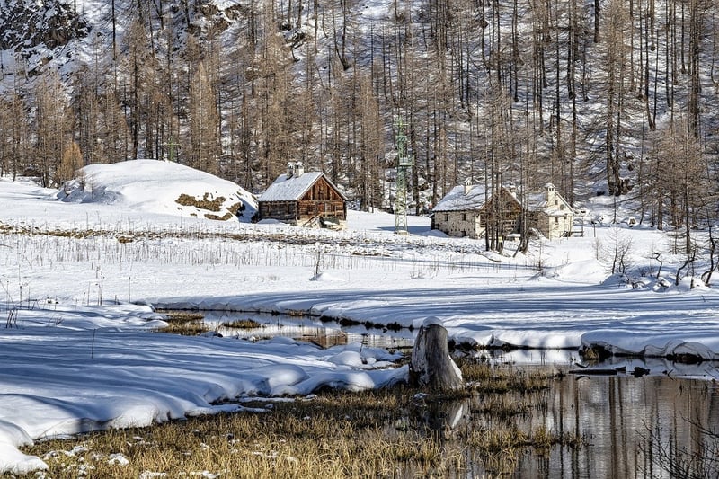 Lakeside Cabin Retreat